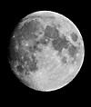 � S. Bergthal; Mond am 07.03.2001 um 21.20 Uhr MEZ mit Zeiss AS 100/1000. Mondalter 12 Tage. Belichtungszeit t = 1/16 s auf Fuji Velvia bei f = 2.000 mm Brennweite.